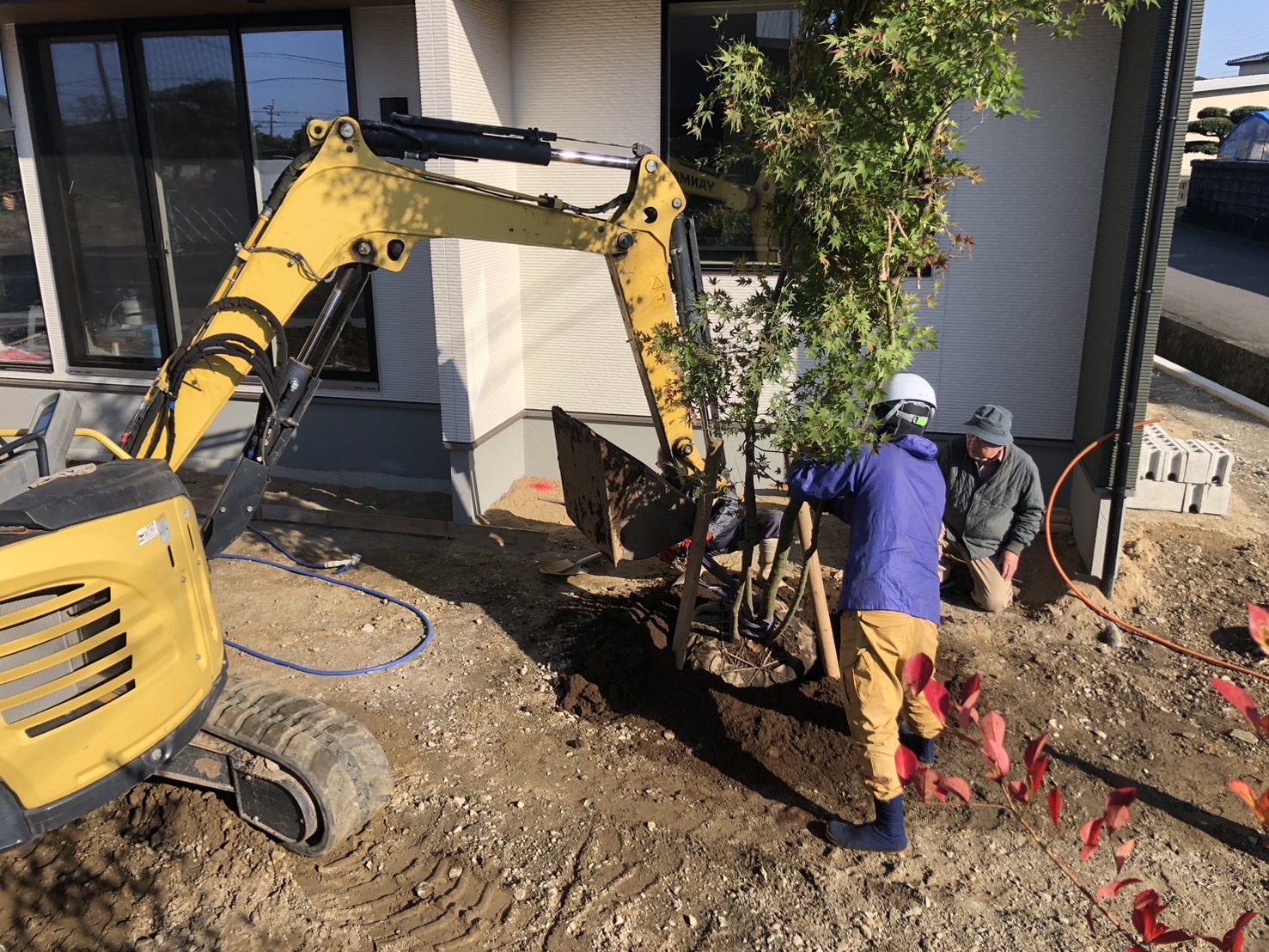 外構を行いました。